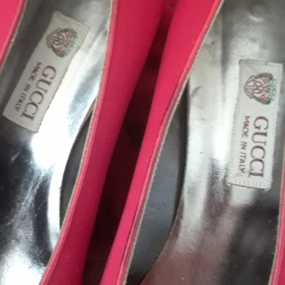 GUCCI..VINTAGE "RED SILK PUMPS" - Picture 2 of 8
